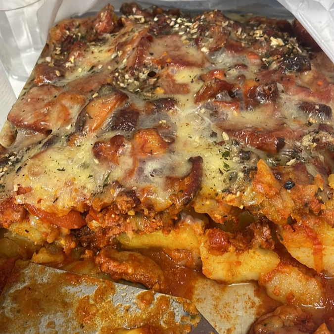 Batata ao Forno com bacon, calabresa, queijo e molho de tomate artesanal! Esse você só encontra aqui