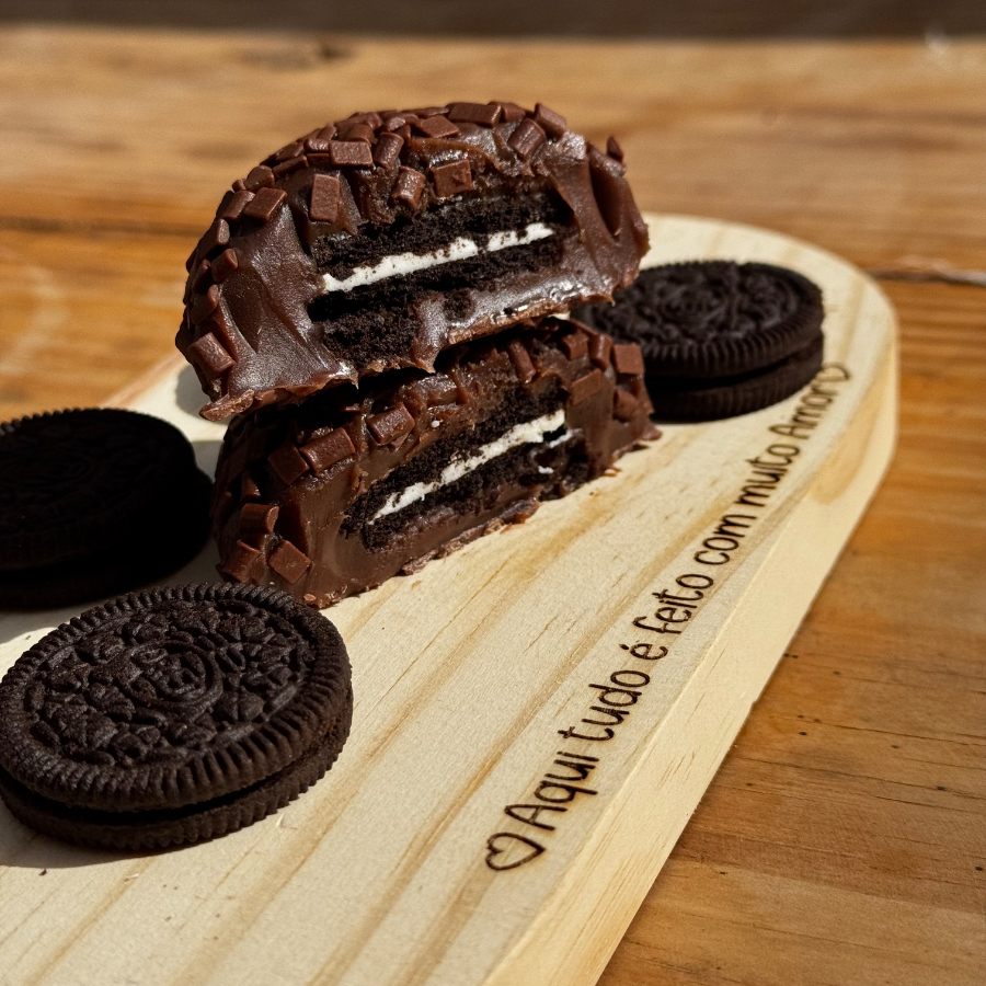 Massa de brigadeiro ao leite 50% cacau, recheado com biscoito Oreo, finalizado com granulado ao leite nobre