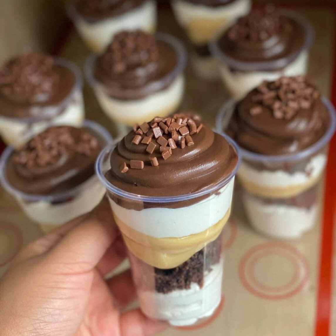 Copo tamanho 200ml com os seguintes recheios: Creme de ninho, pedaços de Brownie, brigadeiro branco e finalizado com Brigadeiro gourmet tradicional.