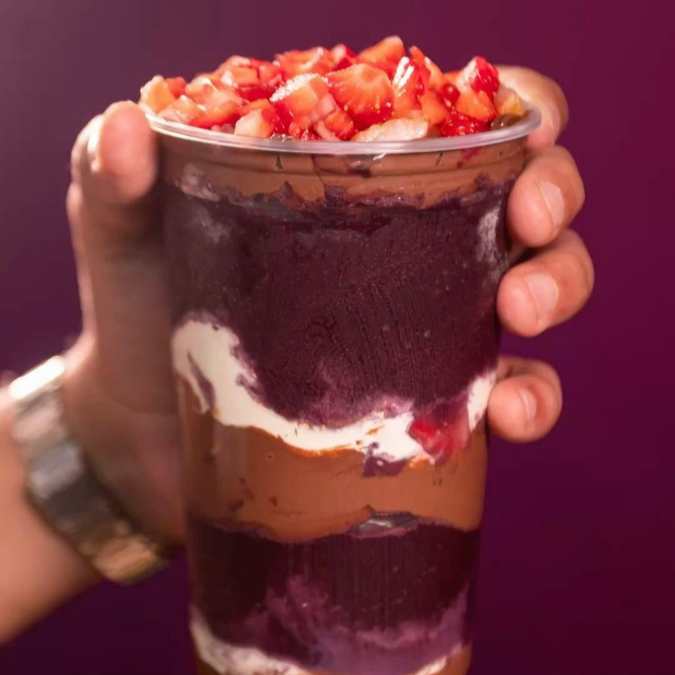 O primeiríssimo lugar em vendas! Uma combinação irresistível e perfeita para os amantes de açaí. Nosso açaí super cremoso e sem cristais de gelo, montado em camadas generosas com o legítimo leite em pó Ninho, morangos frescos fatiados na hora e muita Nutella® original de verdade.
👉 Diferencial: Caprichado do topo ao fundo do copo para você sentir o sabor de todos os ingredientes até a última colherada!