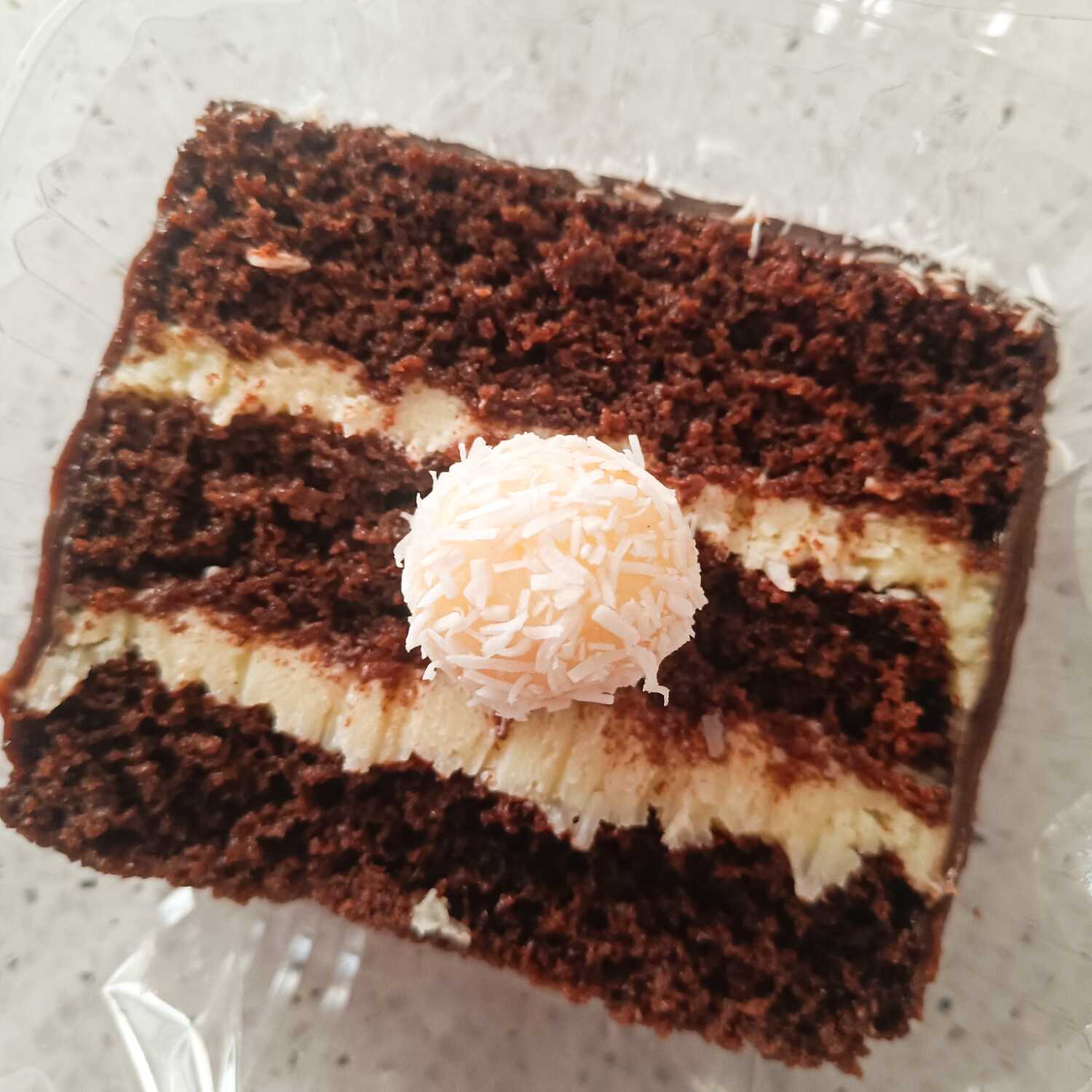 O Bolo Prestígio e queridinho desde sempre , uma mistura de chocolate e coco que quem ama não troca por nada !!
Massa molhadinha , um beijinho de coco bem cremoso, cobertura de chocolate para fechar com chave de ouro e beijinhos na decoração.
240 g