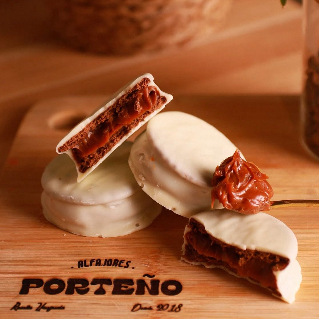 Alfajor chocolate branco e recheio de doce de leite estilo argentino