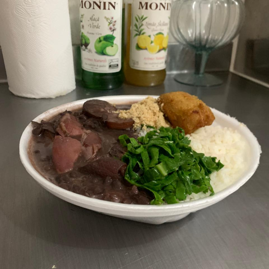 Uma delícia caseira que aquece o coração! Nossa feijoada é preparada com ingredientes selecionados, cozida no tempo certo e cheia de sabor. Acompanha arroz soltinho, banana frita douradinha, farofa crocante e couve refogada. Tudo isso numa marmita média, mas feita com muito capricho e qualidade. Ideal pra quem quer uma refeição gostosa, bem feita e com aquele gostinho de comida de verdade.