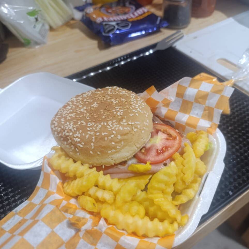 Hamburguesa de Res con Papas
