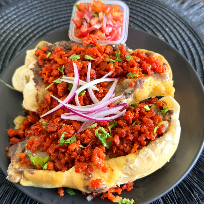 Molletes con Chorizo