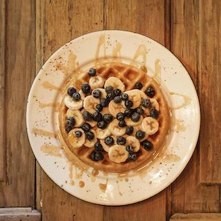 WAFFLE NATURAL+PLATANO+BLUEBERRIES