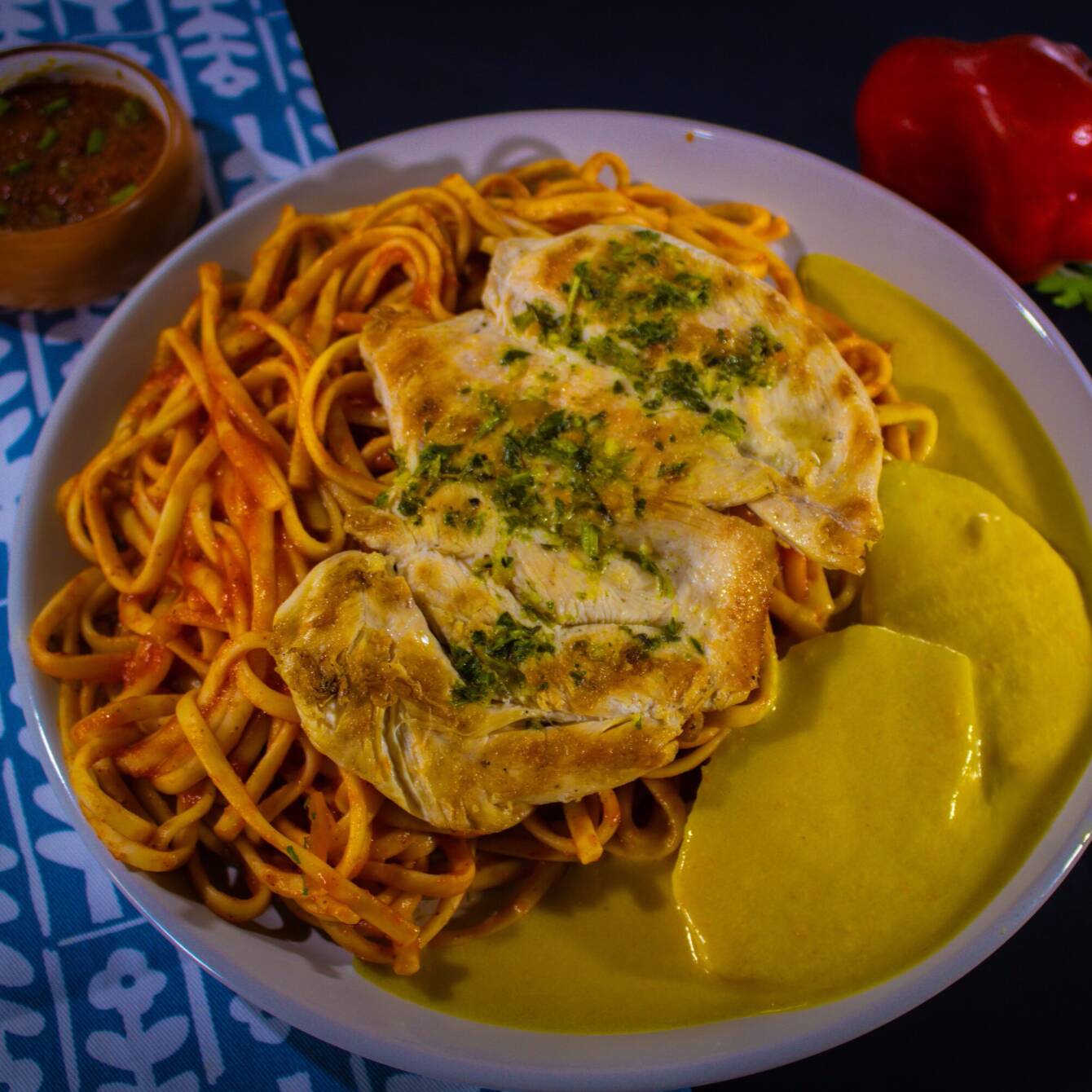 Tallarín Rojo con Pechuga al Chimichurri