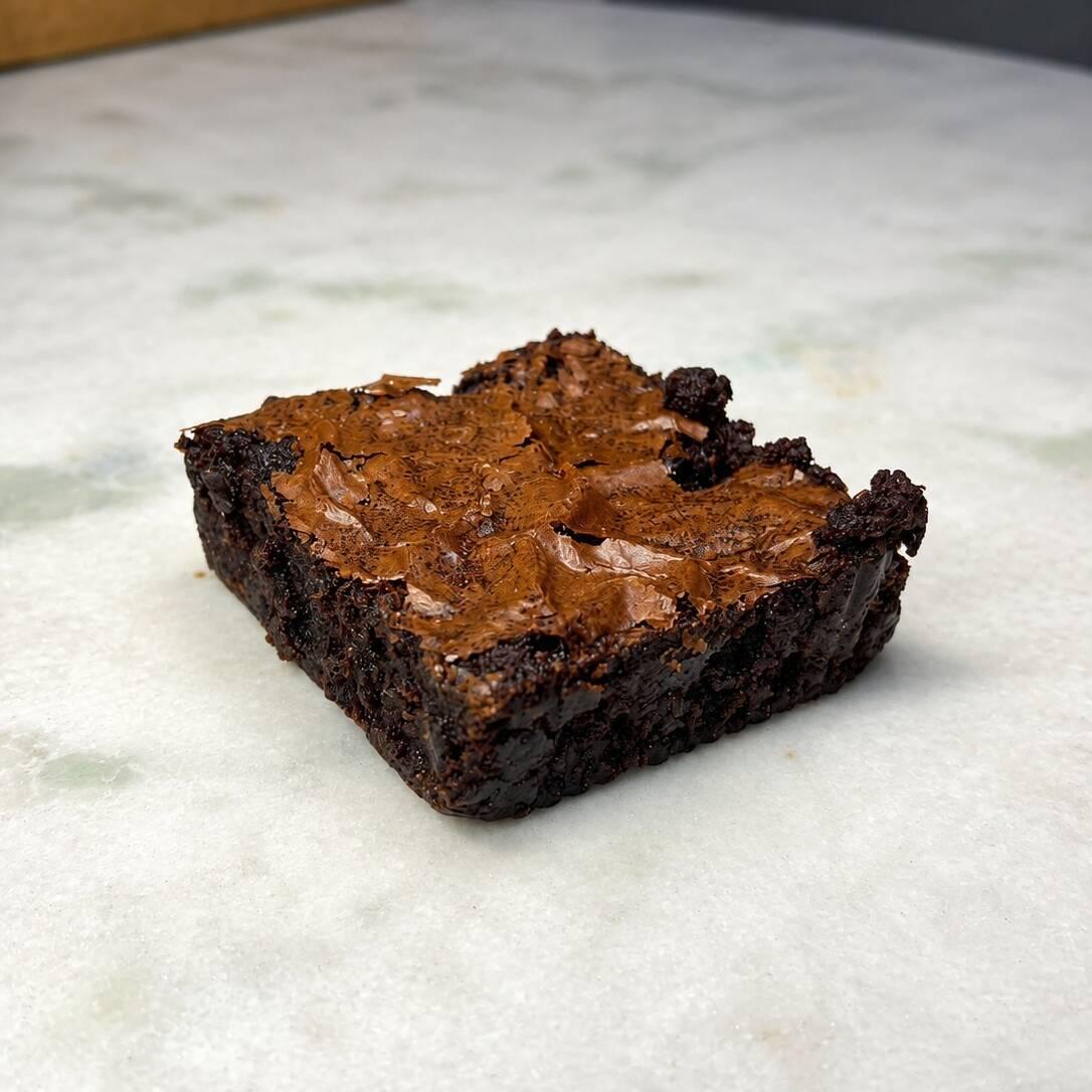 Brownie clássico , crocante e cremoso na medida certa.