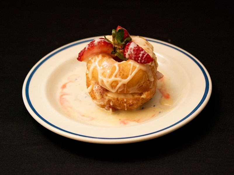 Dona de Fresas con Lechera