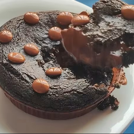 A crocância da massa black encontrando o derretido das gotas de chocolate. Depois vem o abraço cremoso do Creme Alpino — intenso, suave e viciante.