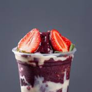 Açaí, morango, leite condensado e granola.