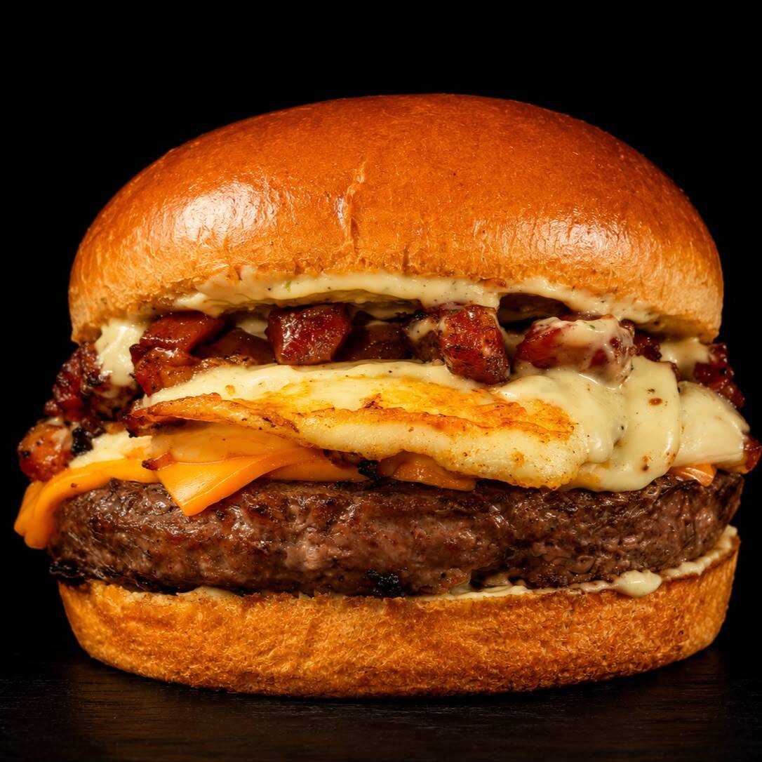 Pão brioche, blend 180g, maionese da casa, cheddar, Catupiry, queijo coalho e bacon.