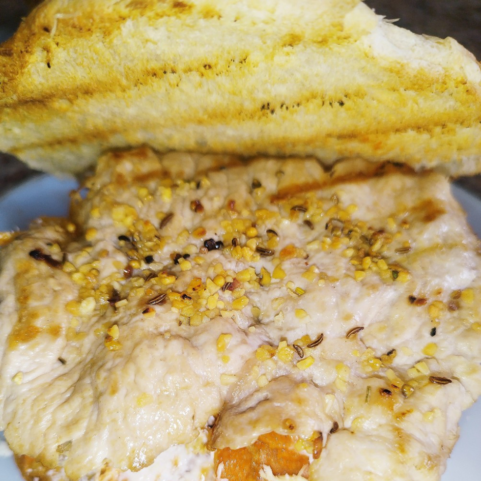 Torta de Chilaquiles Rojos con Bisteck de Cerdo