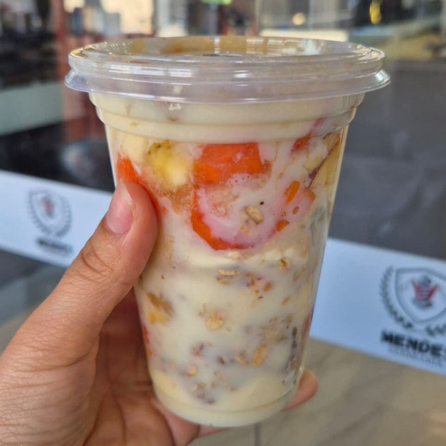 2 copos de 500ml com salada de frutas com os adicionais de: leite condensado, leite em pó e farinha lactea; (ATENÇÃO: IMAGEM REAL DO PRODUTO).