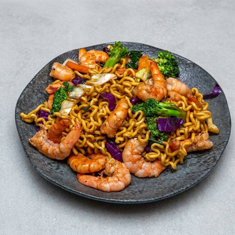 Macarrão, camarão, mix de legumes, refogado no molho shoyu, óleo de gergelim e temperos do chef