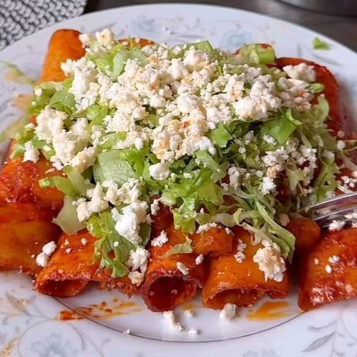 Enchiladas Rojas Rellenas de Queso