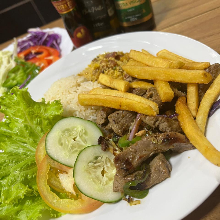Farofa, Arroz branco, Legumes refogados, Creme de batata, Salada verde e Batata frita.