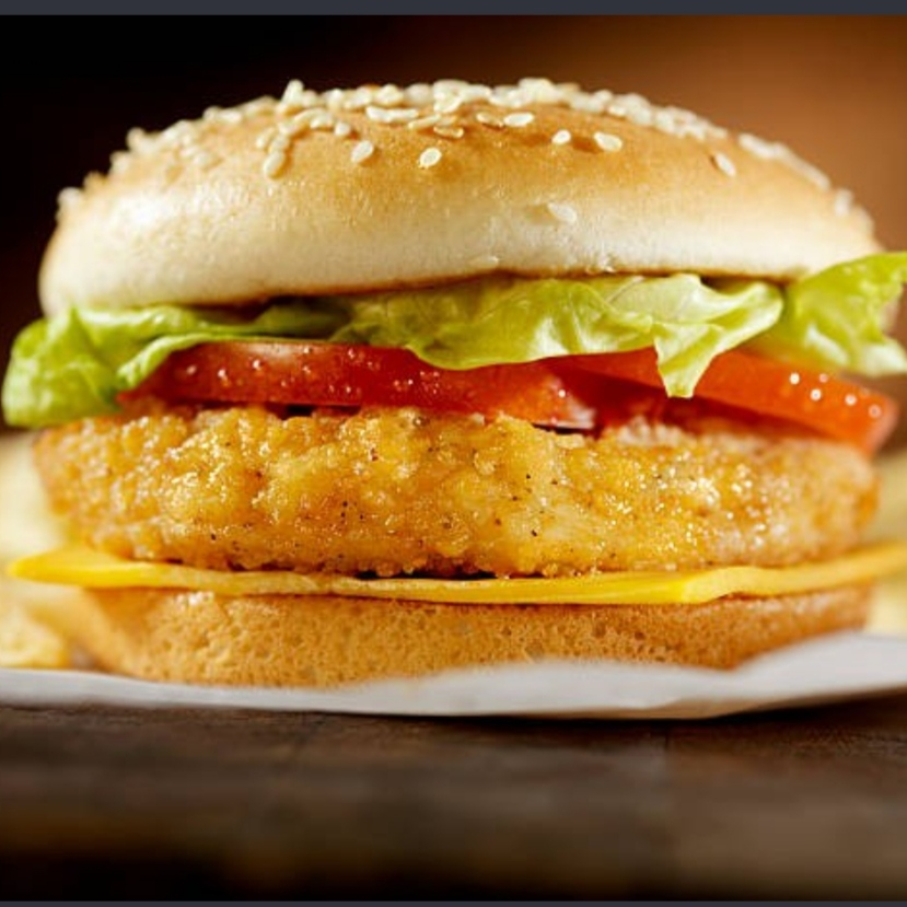 Burguer 90g de frango empanado, acompanhado de cheddar, alface americana e tomate, harmonizada com maionese temperada no pão clássico selado. Acompanha pote extra de maionese temperada.