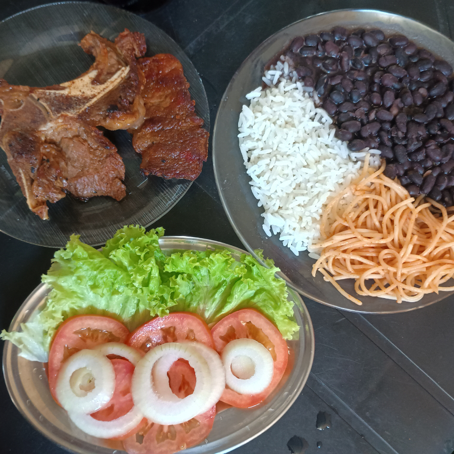Acompanha feijão,arroz, macarrão e salada (Serve 01 pessoa)