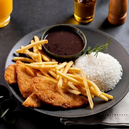 Eu sei que tu olha pra essa foto e pensa: " Eitaaa delícia, vem pra cá!" Tava faltandoooo arroz, frango milanesa e fritas! Oooo céus!!!!   Refeição marmita individual, frango a milanesa empanado com farinha de rosca fresca, arroz, feijão, farofa e batata frita.