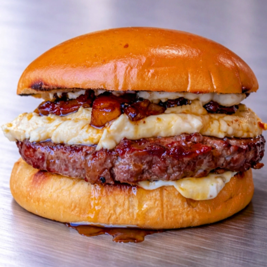 130g carne , pão chapeado na manteiga de garrafa, queijo mussarela, bacon em cubos caramelizado , queijo coalho selado, geleia de pimenta suavemente picante.