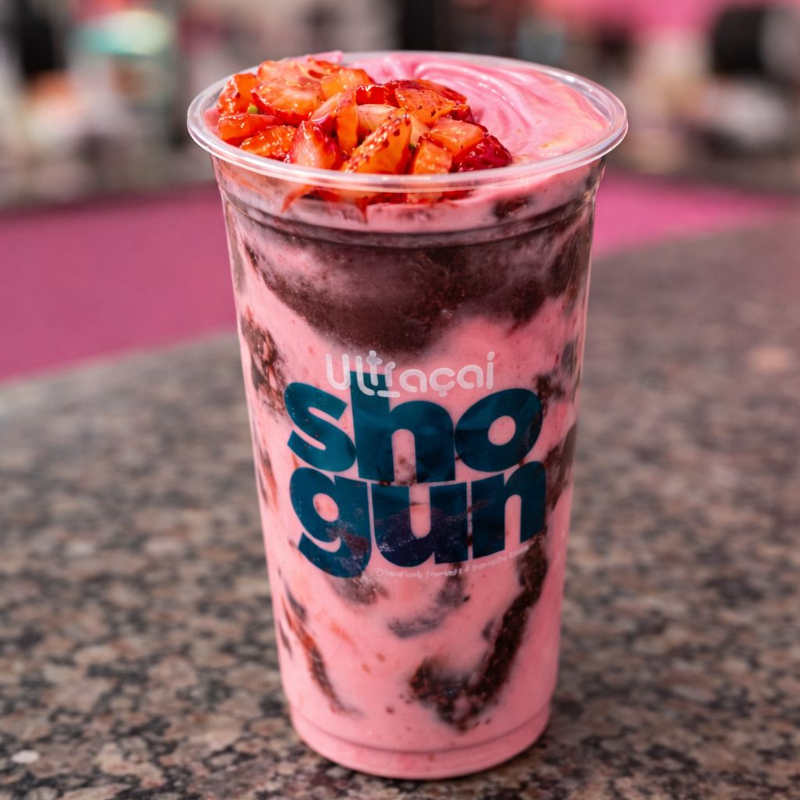 Copo trufado de 500 ml, totalmente revestido com creme de morango. No interior, uma combinação irresistível de morango fresco picado, creme de morango e leite em pó, garantindo cremosidade e sabor marcante a cada colherada. Finalizado com uma camada generosa de creme de morango e morango fruta, entregando uma experiência doce, equilibrada e extremamente cremosa.