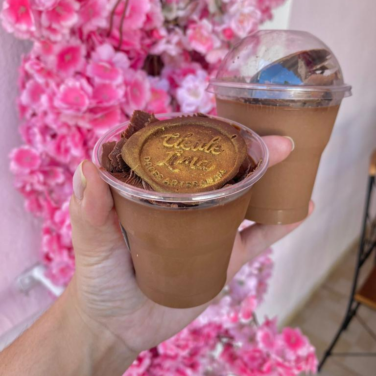 um delicioso mousse cremoso feito com chocolate meio amargo.