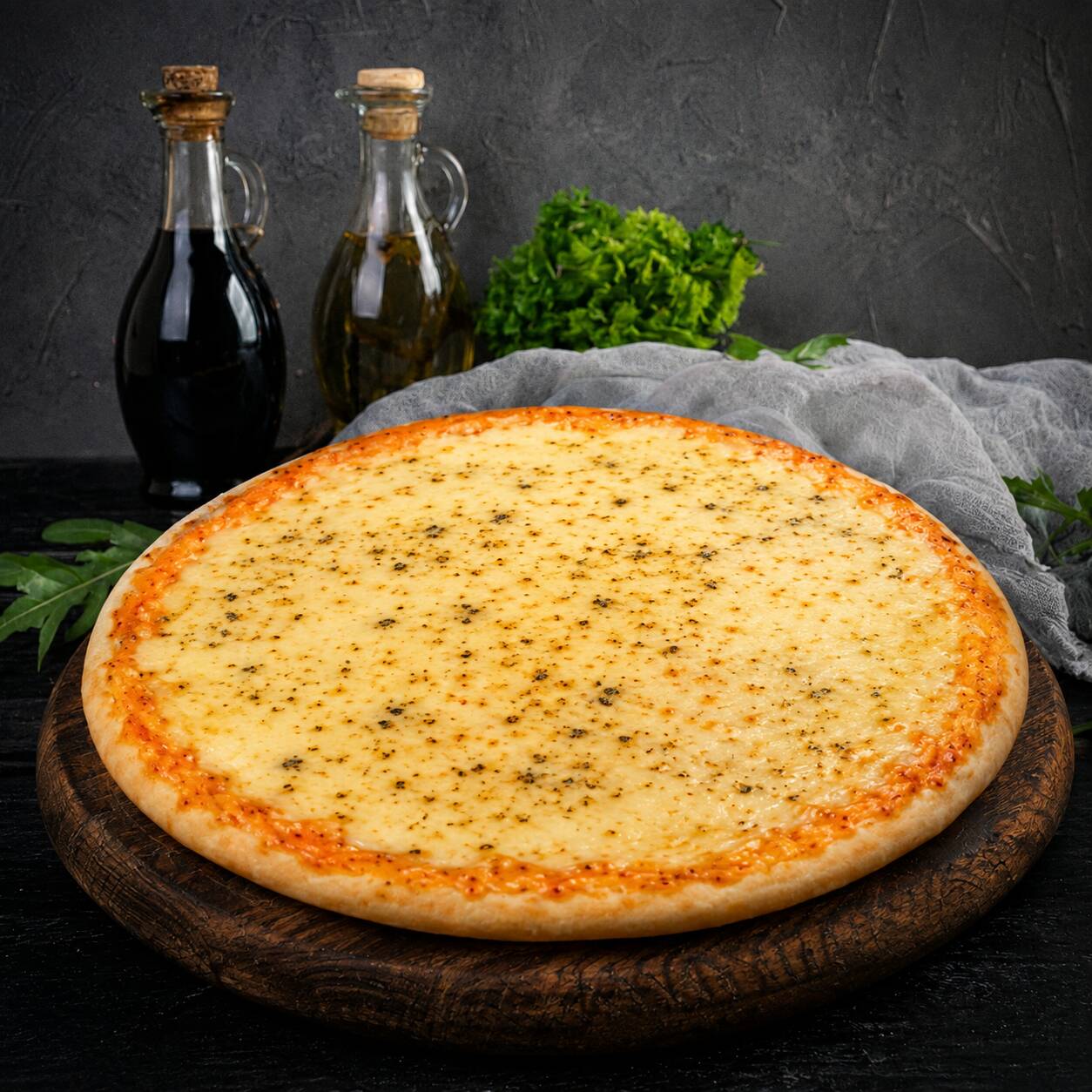 Pizza semi pronta de muçarela com massa leve e saborosa, coberta com molho de tomate e muito queijo. Prática e pronta para assar.