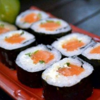 roll preparado com arroz preparado para sushi , salmão fresco , cebolinha e creancheese