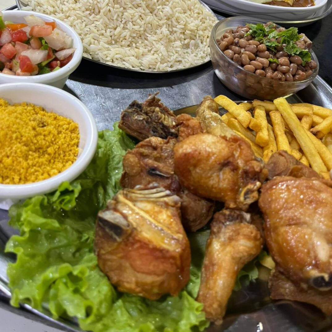 Galeto cortadinho tipo frango a passarinha. Arroz, feijão, farofa, vinagrete, manteiga de garrafa e fritas.