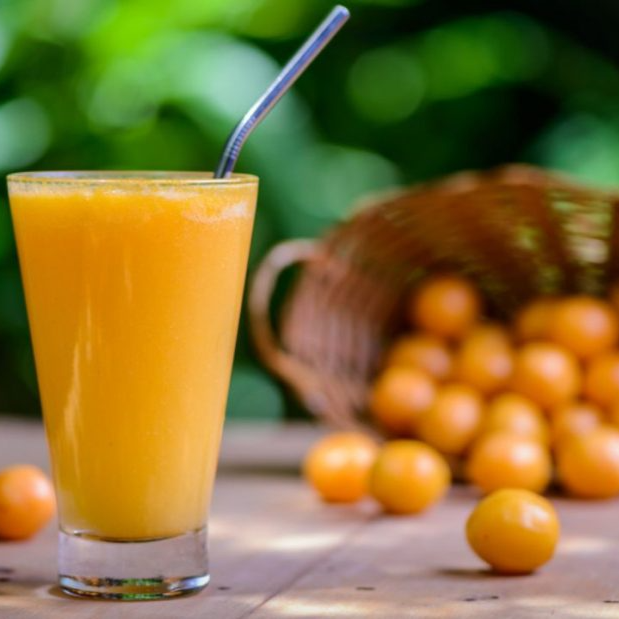 Suco natural de cajá, refrescante e repleto de sabor.