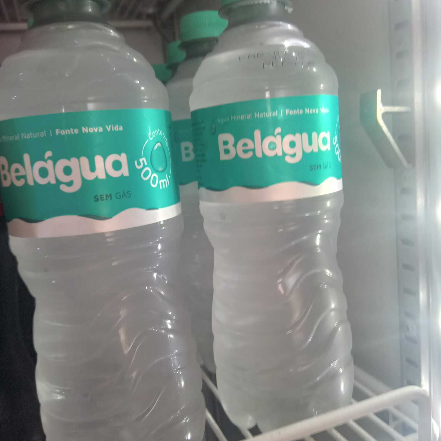 Agua mineral 500ml 4.00 reais Serve até 1 pessoa..