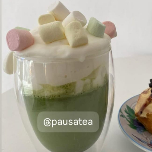 Matcha Caliente con Bombones