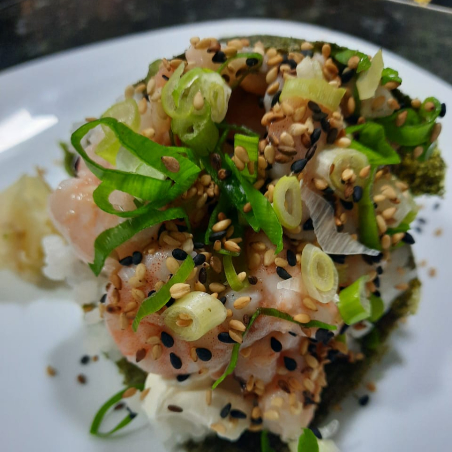 nori, arroz japonês, cream cheese e camarão