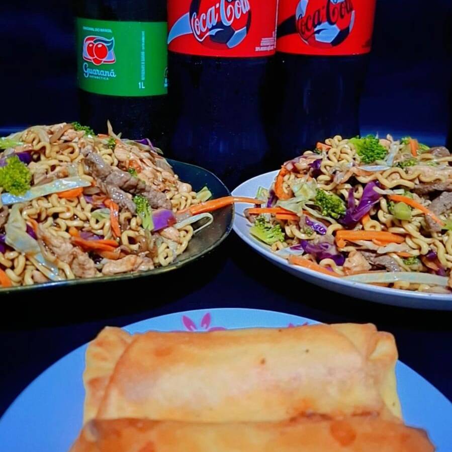 Nesta promoção especial você leva 2 Yakisoba de aproximadamente 500g cada e uma refrigerante de 1 L. Este prato é preparado com legumes frescos e a mais fina seleção de proteínas, feito na hora e do jeito que vc quiser.