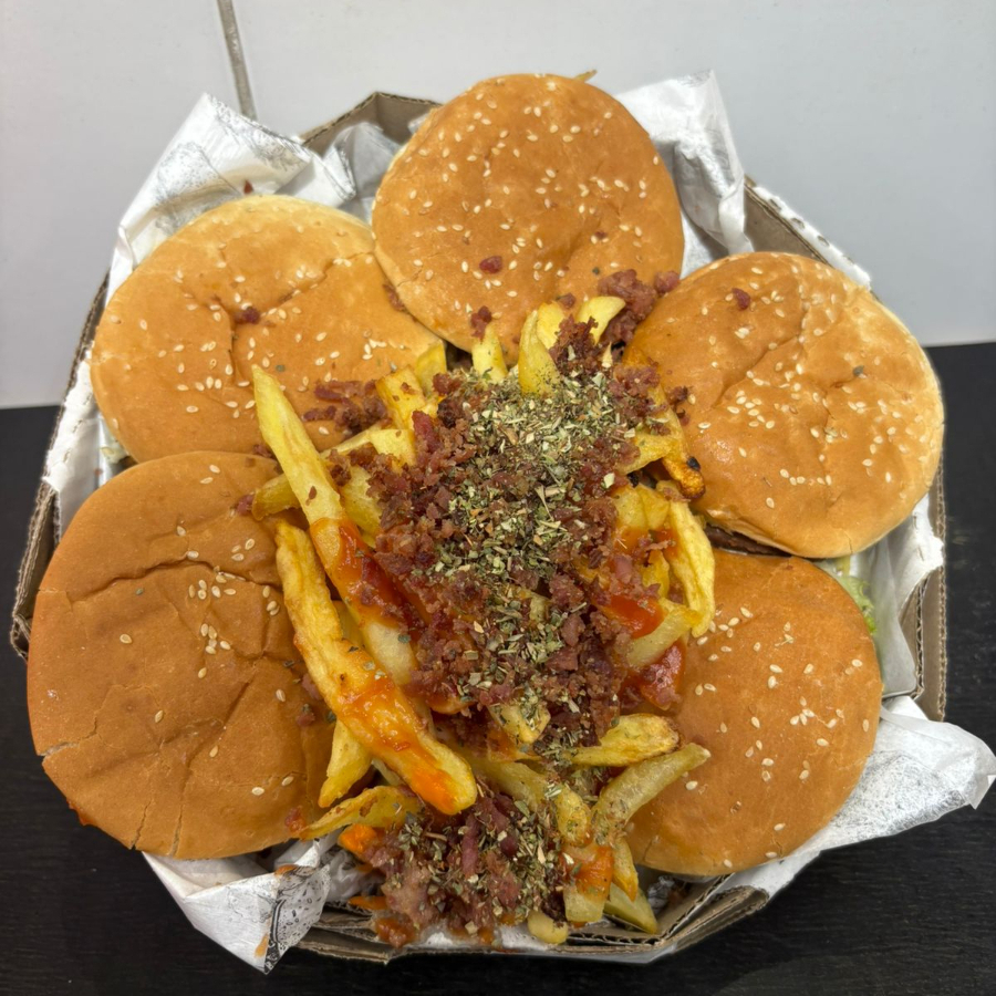5 Hambúrgueres ( Pão, Carne, Salada, Ovo, Cheddar, Requeijão, Maionese de Alho e Batata Palha) + Batata (Bacon, Calabresa, Cheddar e Orégano) 2l
