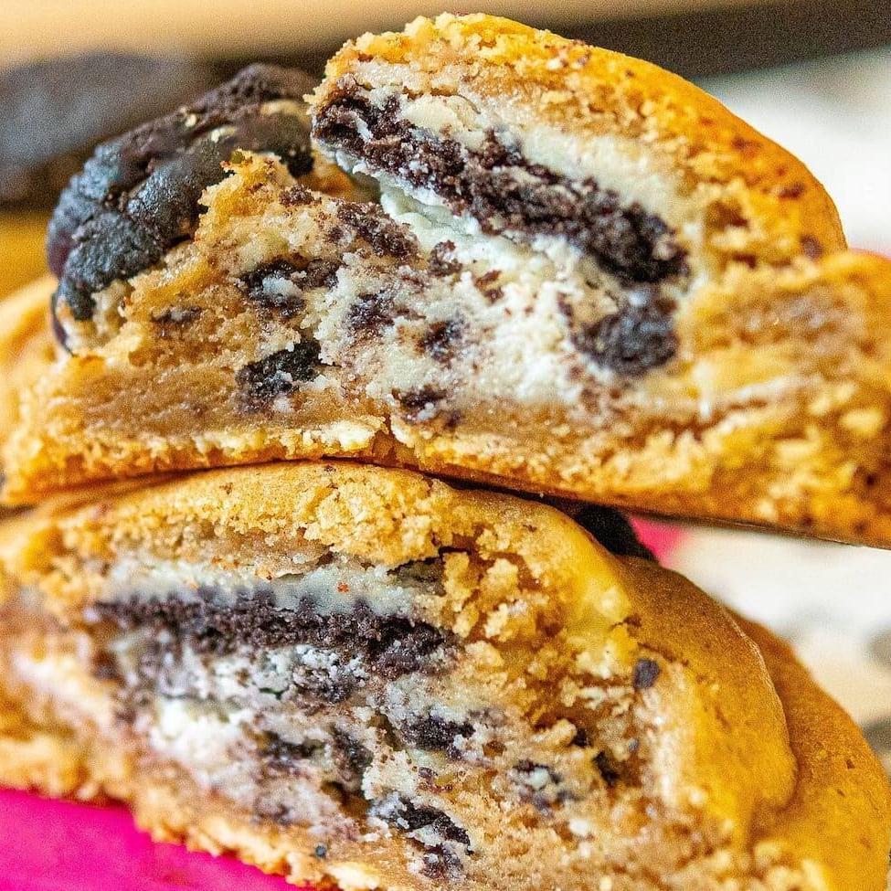 Cookie feito com nossa massa estilo New york com gotas de chocolate branco e gotas de chocolate meio amargo recheado de creme de Oreo!Recomendação: aqueça por 20 segundos no microondas