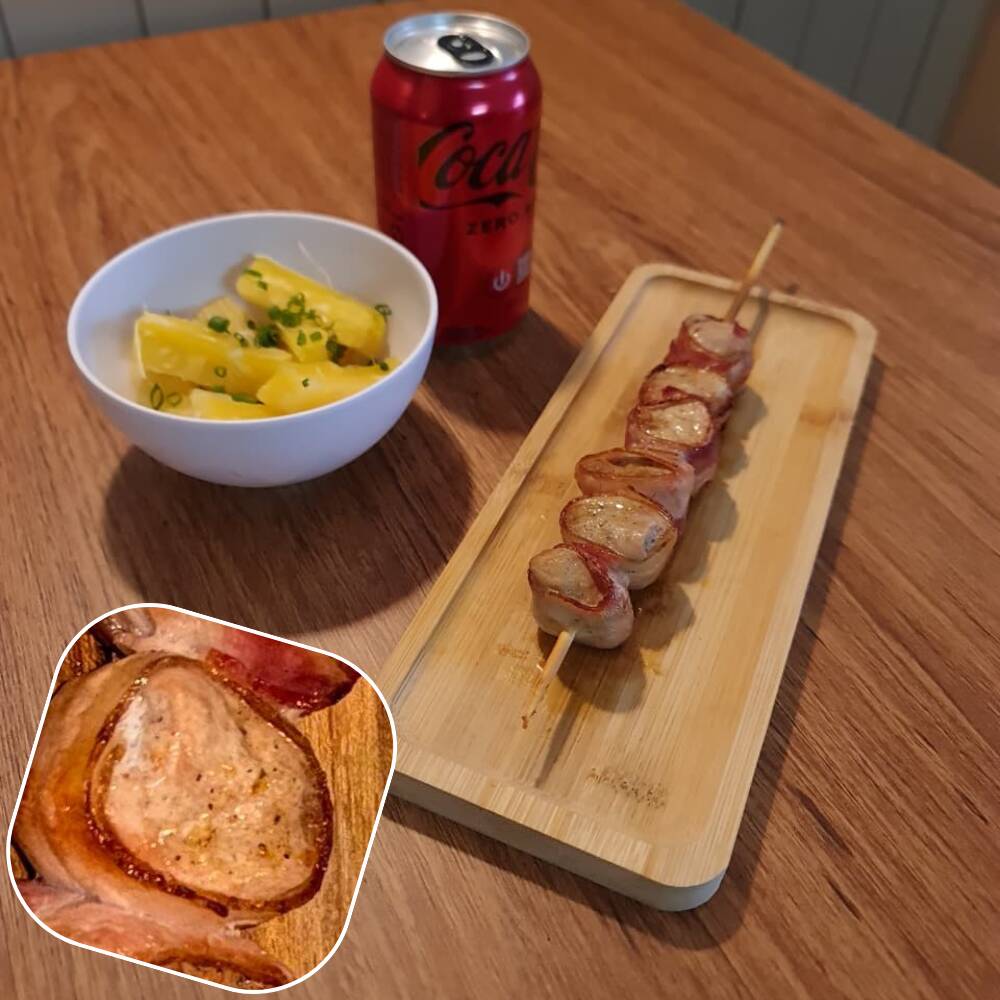 Espeto de lombo suíno e bacon, com mandioca.