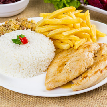 Filé de Frango Grelhado e Suculento com Arroz Soltinho, Feijão de Caldo, Batata Frita Crocante e Salada Fresca do Dia.