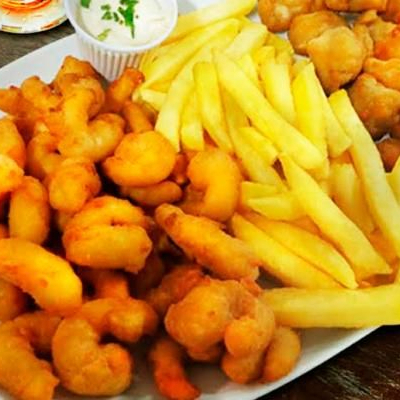 Porção de fritas com cheddar e bacon (500g), filé de tilápia (300g) e camarão crocante (300g)