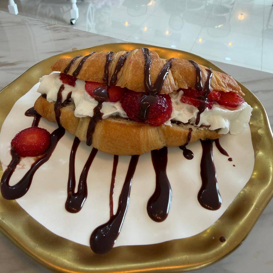 Croissant con fresa y nutella