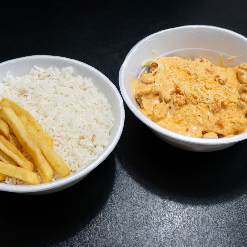 Combo sendo 1 marmita de strofonoff de frango, com arroz soltinho e fritas, mais um refri 200 ml