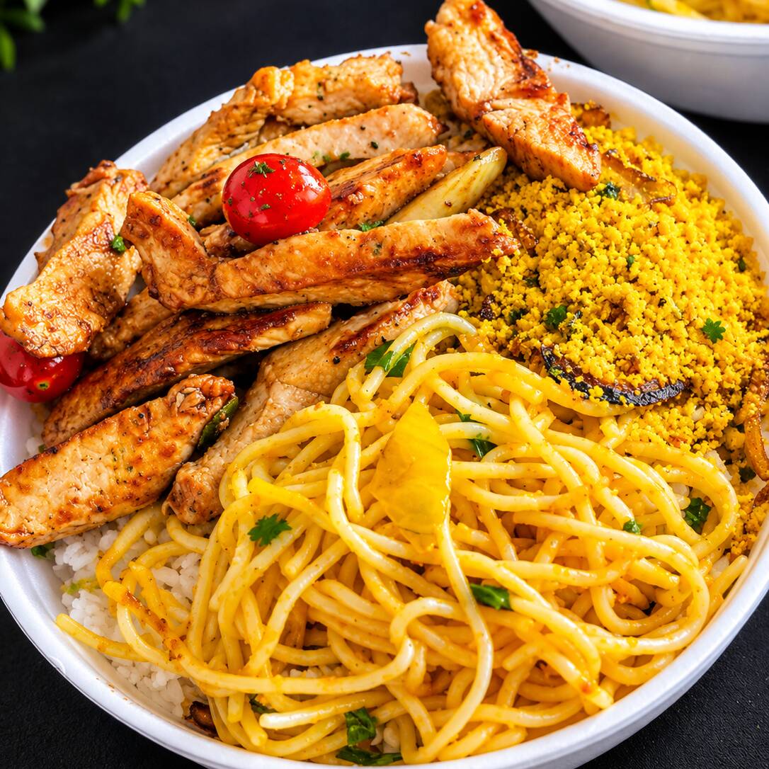Acompanha arroz branco, feijão de caldo, isca de frango acebolada, deliciosa farofinha da casa.
