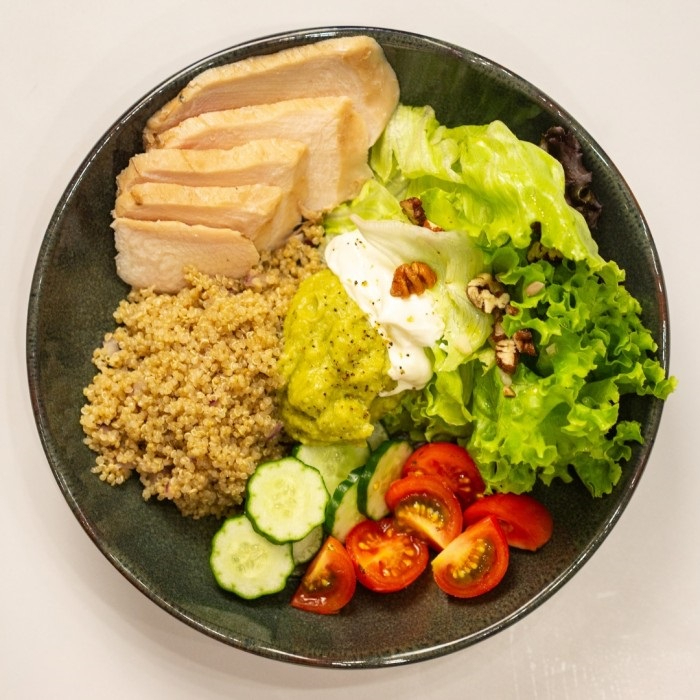 Bowl de quinoa, folhas verdes, creme de ricota, avocado, tomatinho cereja, pepino japonês, mix de sementes. Escolha sua proteína: