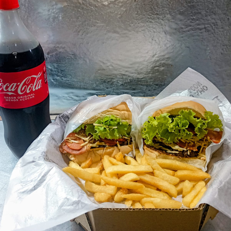 Experimente dois especiais com batata frita crocante, acompanhado de um refrigerante de 1litro.