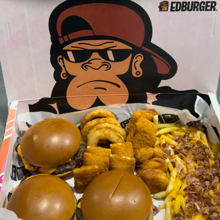 3 cheese bacon de picanha premium delicioso , 5 anéis de cebolas, 5 nuggets crocantes , 5 almofadinhas de queijo gouda e uma batata grande turbinada com cheddar derretido e farofa de bacon! Uma loucura para dividir com seus amigos e familiares