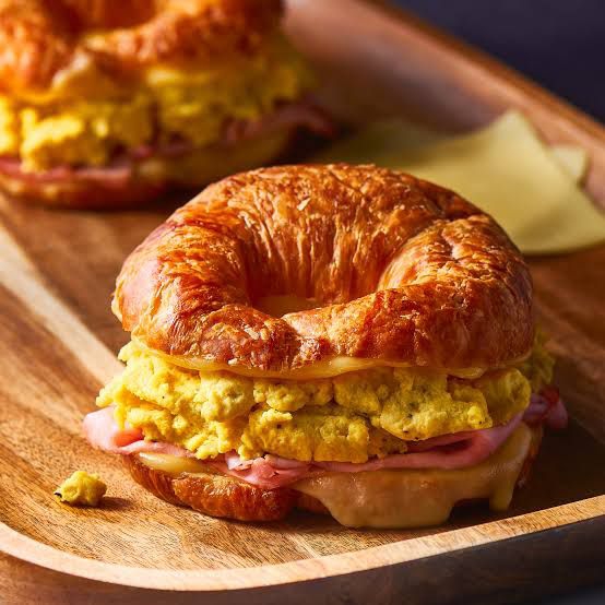 Croissant de tocino huevo.