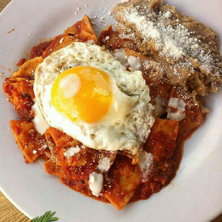Chilaquiles rojos, con huevo.