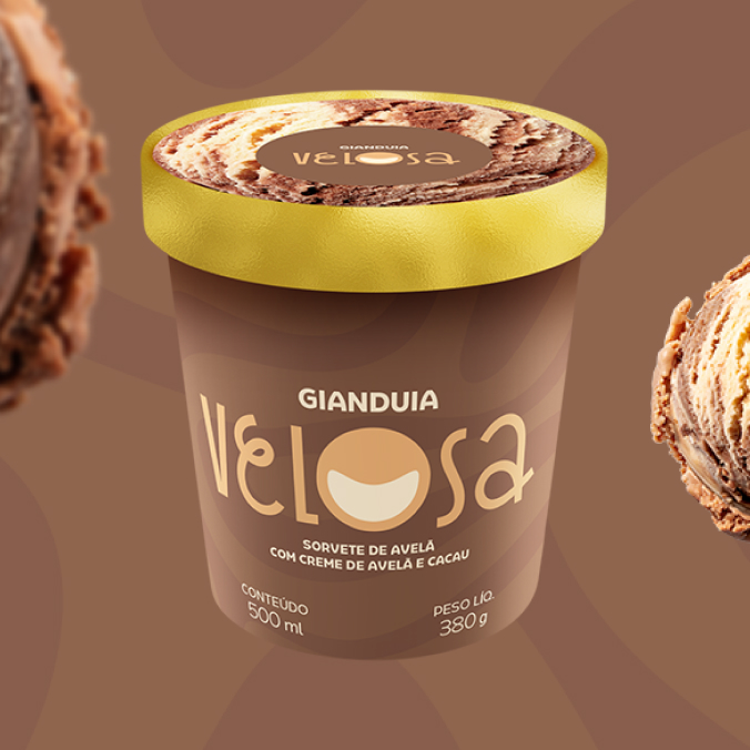 Sorvete de avelã com creme de avelã e cacau, deliciosamente cremoso inspirado na receita clássica italiana.