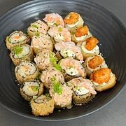 COMBO HOT 20: 5 cariocas de salmão, 5 Carioca ebi, 5 Canapé Joy e 5 Canapé ebi Acompanha 2 sachês de shoyu, 30ml de teriyaki e 1 hashis. Sabor em cada pedaço! ( Na falta da pepsi, será enviado guaraná antártica zero) Na falta de pepsi , será substituído por guaraná antártica zero)